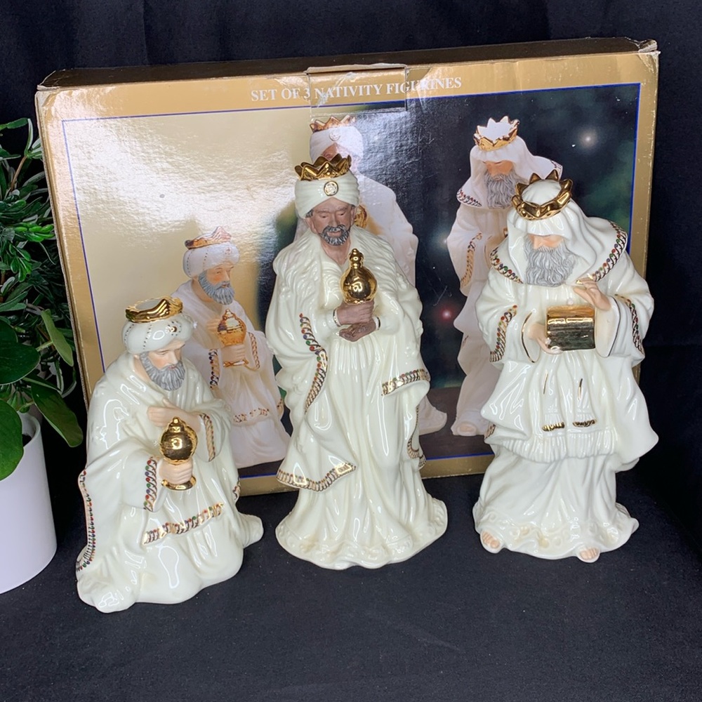 Set of 3 Jade Porcelain for Bon Ton (BonTon) Wiseman Nativity pieces